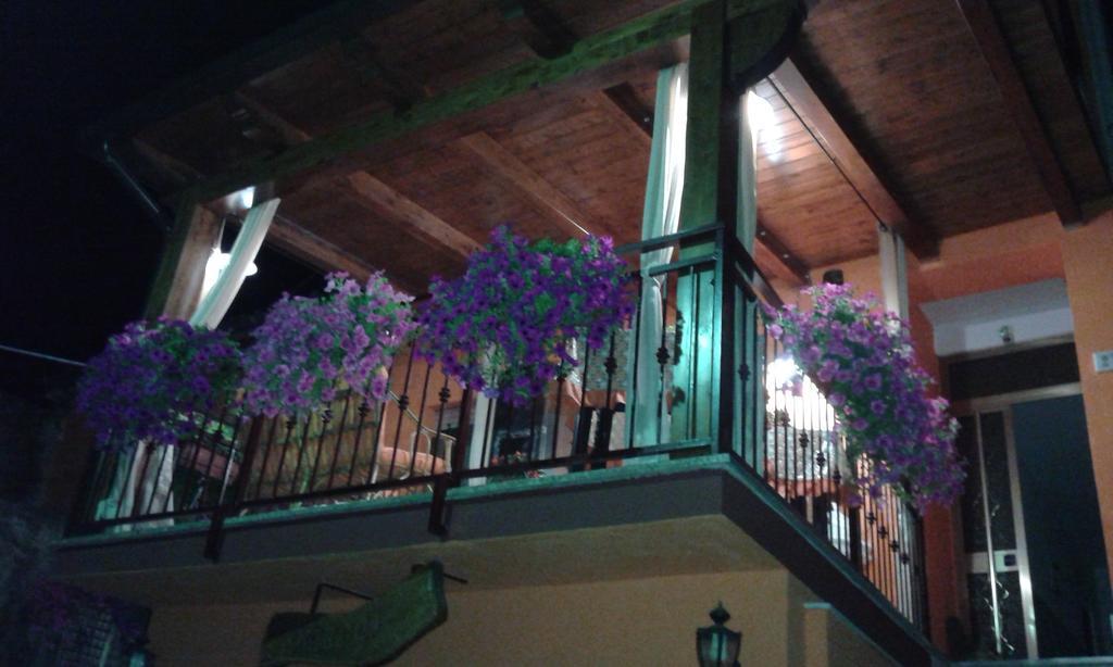 Montagne Rocciose Bed & Breakfast Frascineto Exterior photo