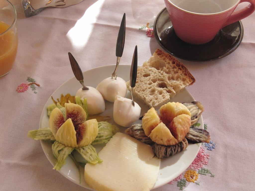 Montagne Rocciose Bed & Breakfast Frascineto Exterior photo